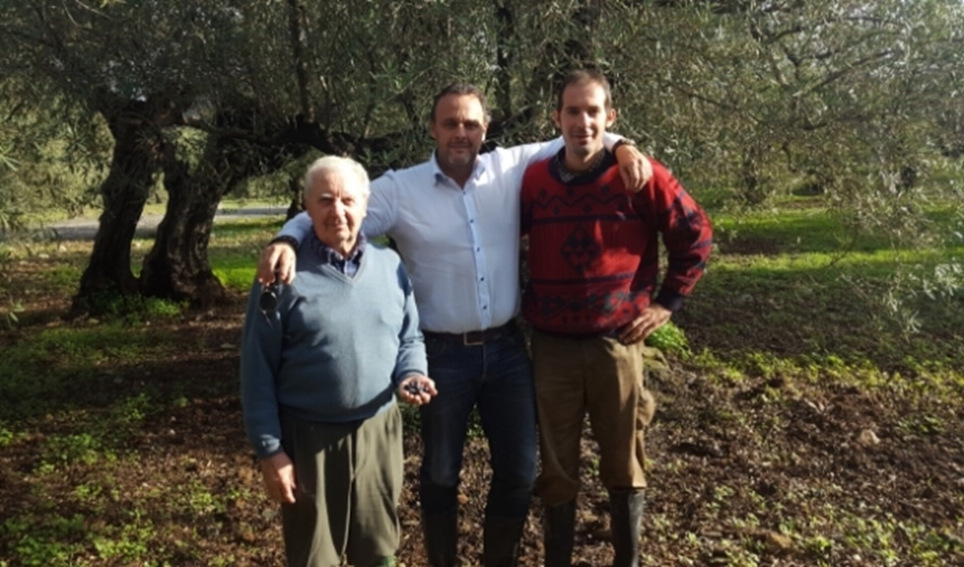 Michiel Drijver met boer Juan Molero (links). Michiel proefde Juans olijfolie en was meteen verkocht.