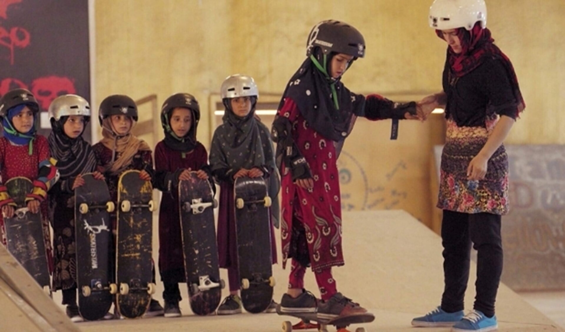 Beeld uit de documentaire 'Learning to Skateboard in A Warzone' van skateles voor meisjes in Kabul. (Foto: Sport Film Festival Rotterdam)