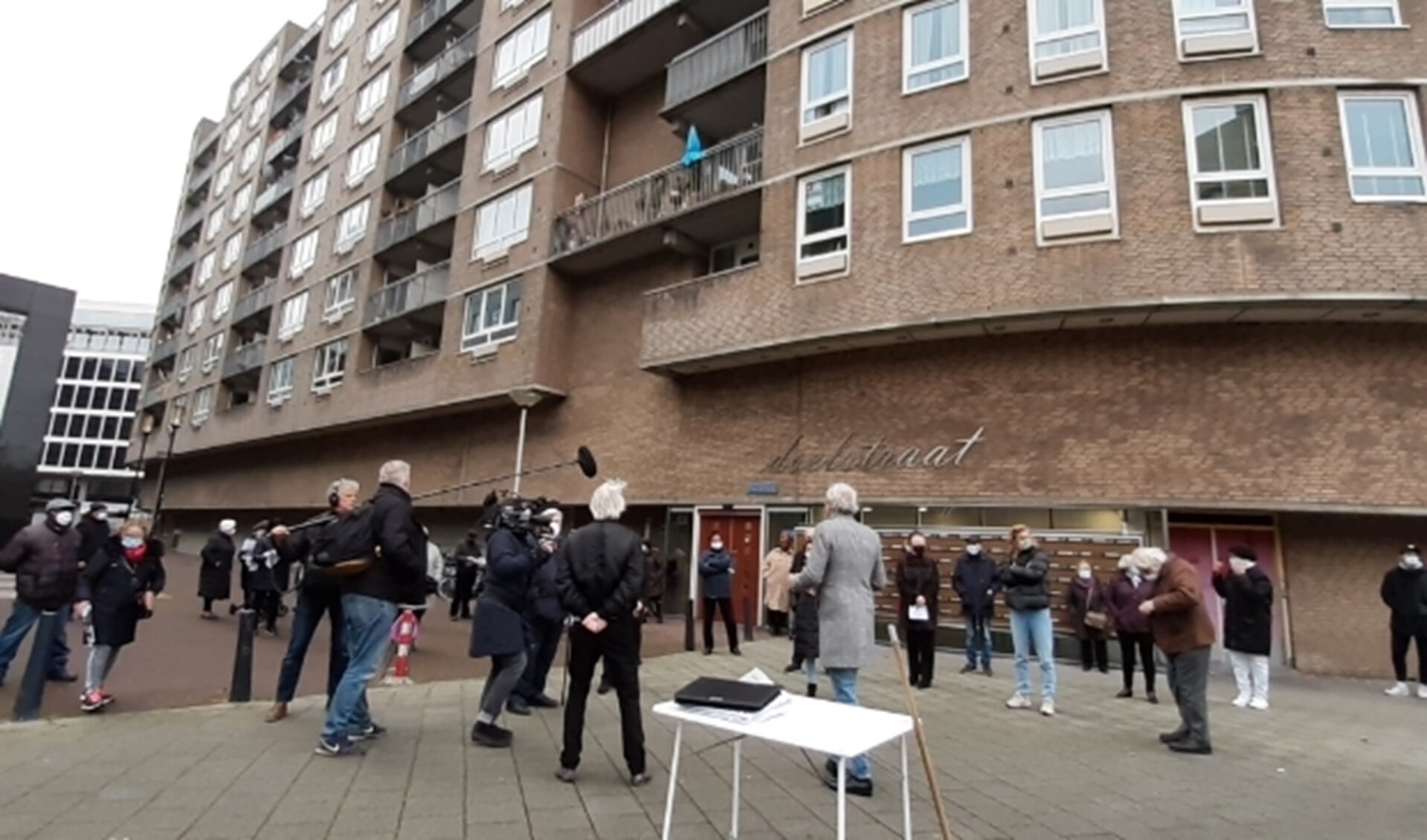 Begin december hielden enkele tientallen bewoners van de flat Pompenburg bij het Hofplein in Rotterdam samen met de SP een protest tegen de bouwplannen van wethouder Kurvers. 