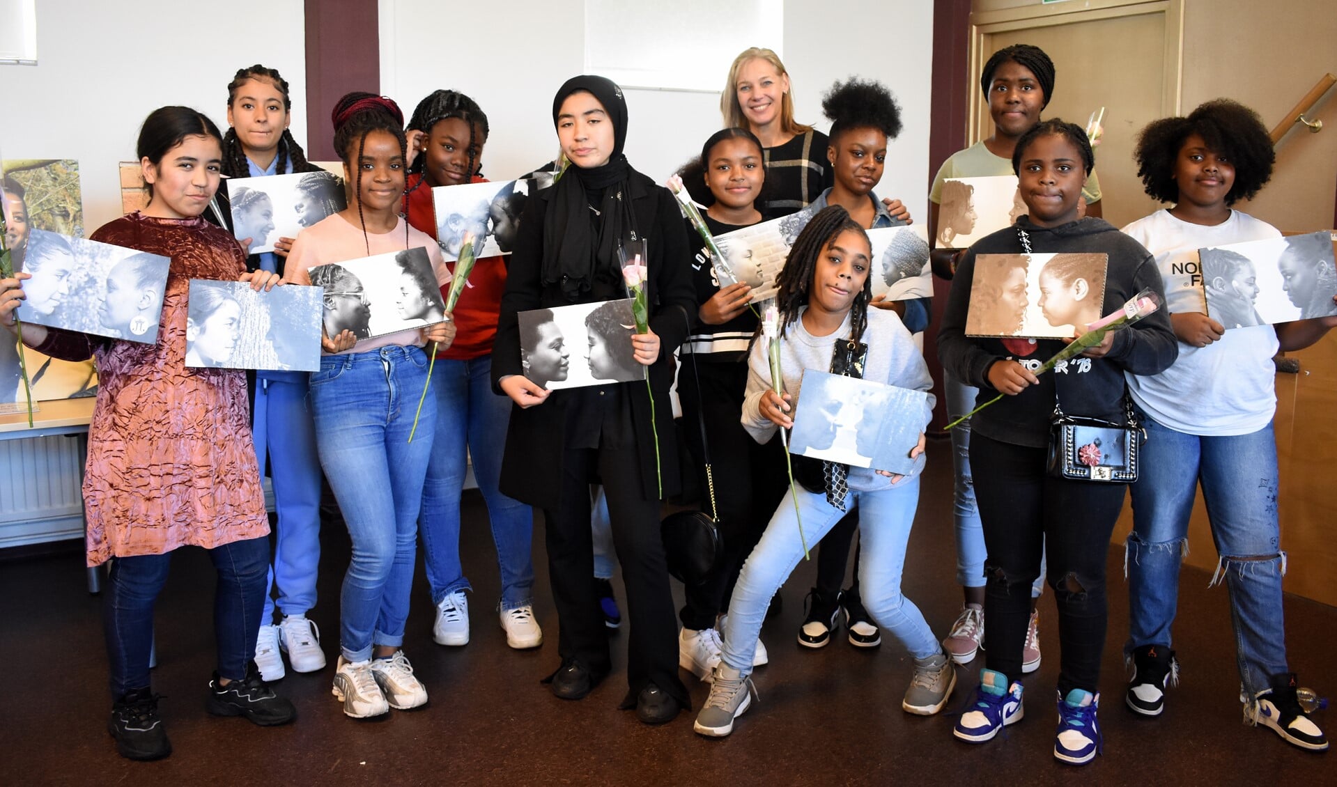 Meiden uit Schiebroek-Zuid  bij de opening van de expositie met 30 portetten van jonge meiden en hun rolmodellen over opgroeien, kansen en toekomstdromen. Foto: pr