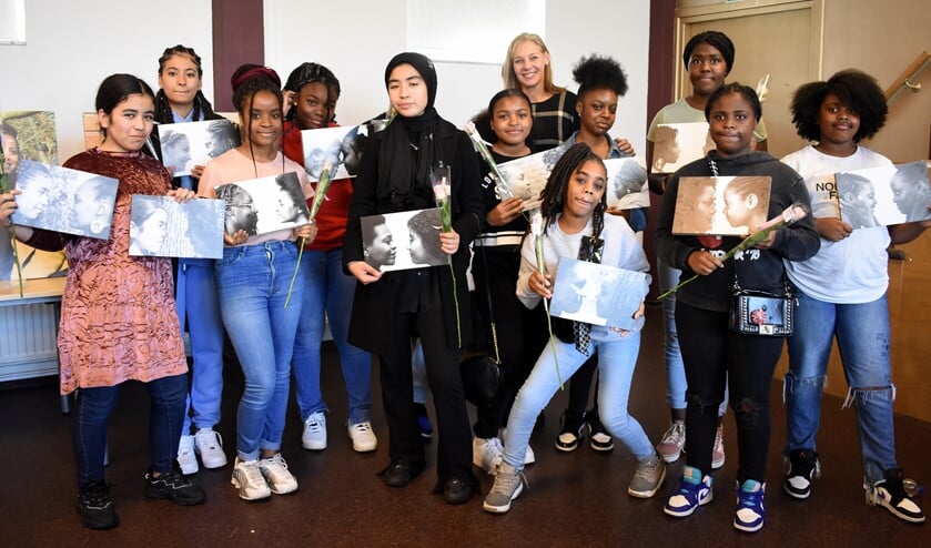 <p>Meiden uit Schiebroek-Zuid bij de opening van de expositie met 30 portetten van jonge meiden en hun rolmodellen over opgroeien, kansen en toekomstdromen. Foto: pr</p>