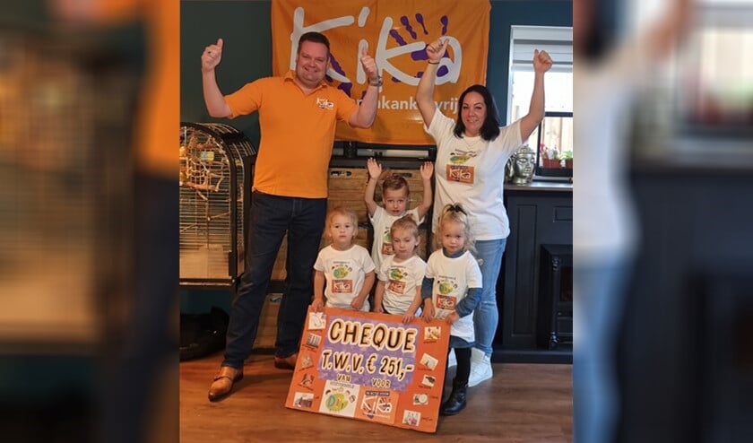 <p>De uitreiking van de cheque van de Beestenboel DIY kids aan KIKA.</p>