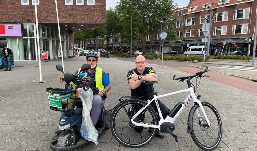 <p>Eric tijdens één van zijn kilometers lange rondes door de stad, met Maurice, de wijkagent van Boulevard-Zuid. 'Het is fijn dat mensen als Eric zich zo inzetten voor de buurt.'</p>