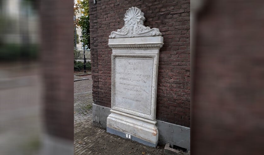 <p>De marmeren plaquette van Burgemeester van Citters is geplaatst op Hoek Piet Heinstraat en Piet Heinsplein. Foto: Historisch Delfshaven</p>