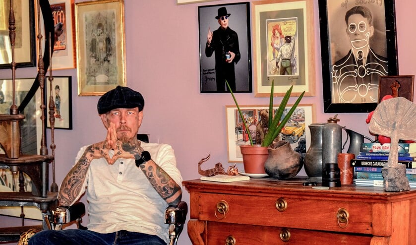 <p>Robert thuis, in kappersstoel. 'Jullie zijn de eerste krant die foto's in mijn huis maken.'<br>Foto: Parisa Akbarzadehpoladi</p>