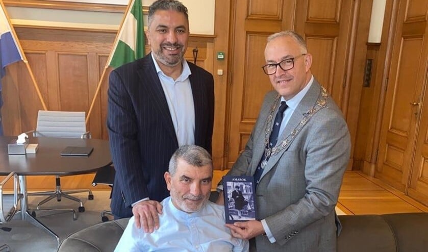 <p>Burgemeester Aboutaleb ontvangt schrijver Mounhim Tahtahi en zijn vader Abderrahmane. Foto: pr</p>