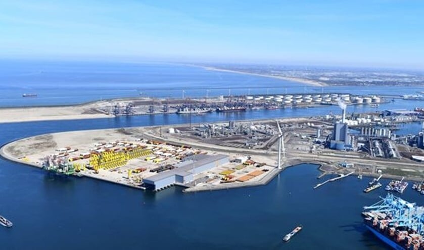 <p>Het volume containers is weer boven pre-corona niveau, de overslag van olieproducten, ijzererts, kolen en biomassa flink hoger. Foto: portofrotterdam.com</p>