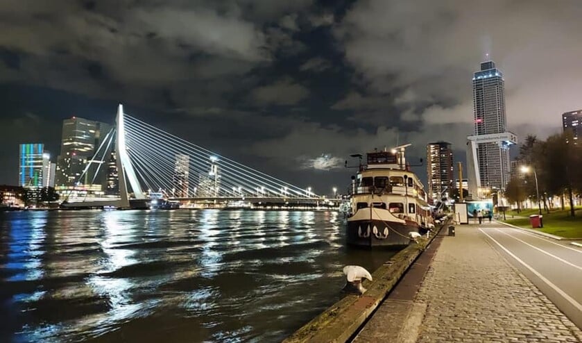 Op de Zalmhaventoren werd gisteren de lichtshow van deze week geoefend. Foto: RTM XL