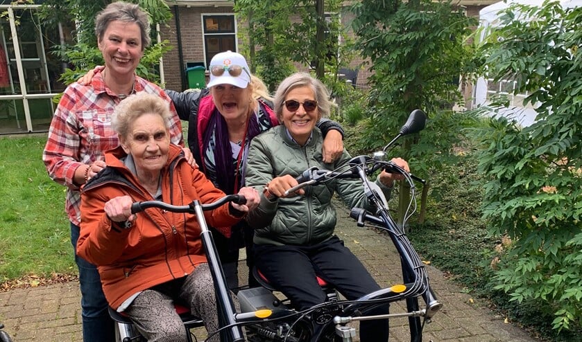 <p>Een week met prachtig weer, gevuld met zwemmen, wandelen, varen, fietsen met de duofiets. Foto: pr</p>