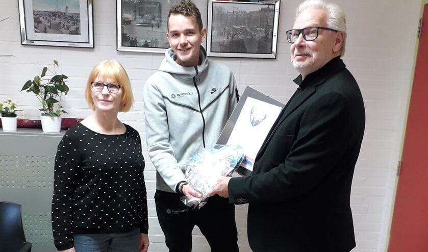 <p>Kunstenares Els Mulder, Buurtwerk MT-voorzitter Bastiaan van Kan en voorzitter van de Kunstkring Prins Alexander Peter Buisman (v.l.n.r.). Foto: pr</p>
