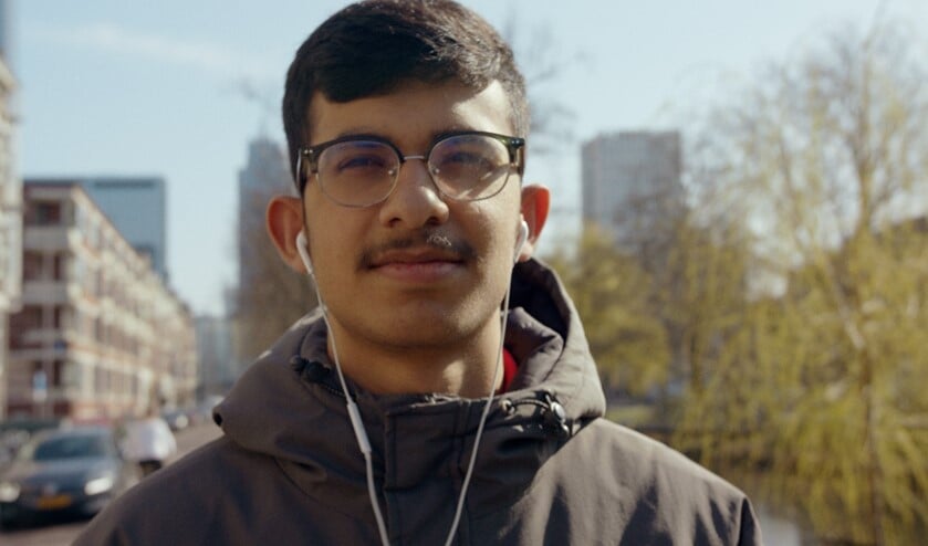 <p>Mohammed maakte vreselijke dingen mee op zijn tocht van Syrië naar Rotterdam. Nu gaat het goed. Mohammed werkt bij de Dirk, heeft deze week zijn eerste toetsweek sinds hij in Nederland op school zit en hij wil later dokter worden.</p>