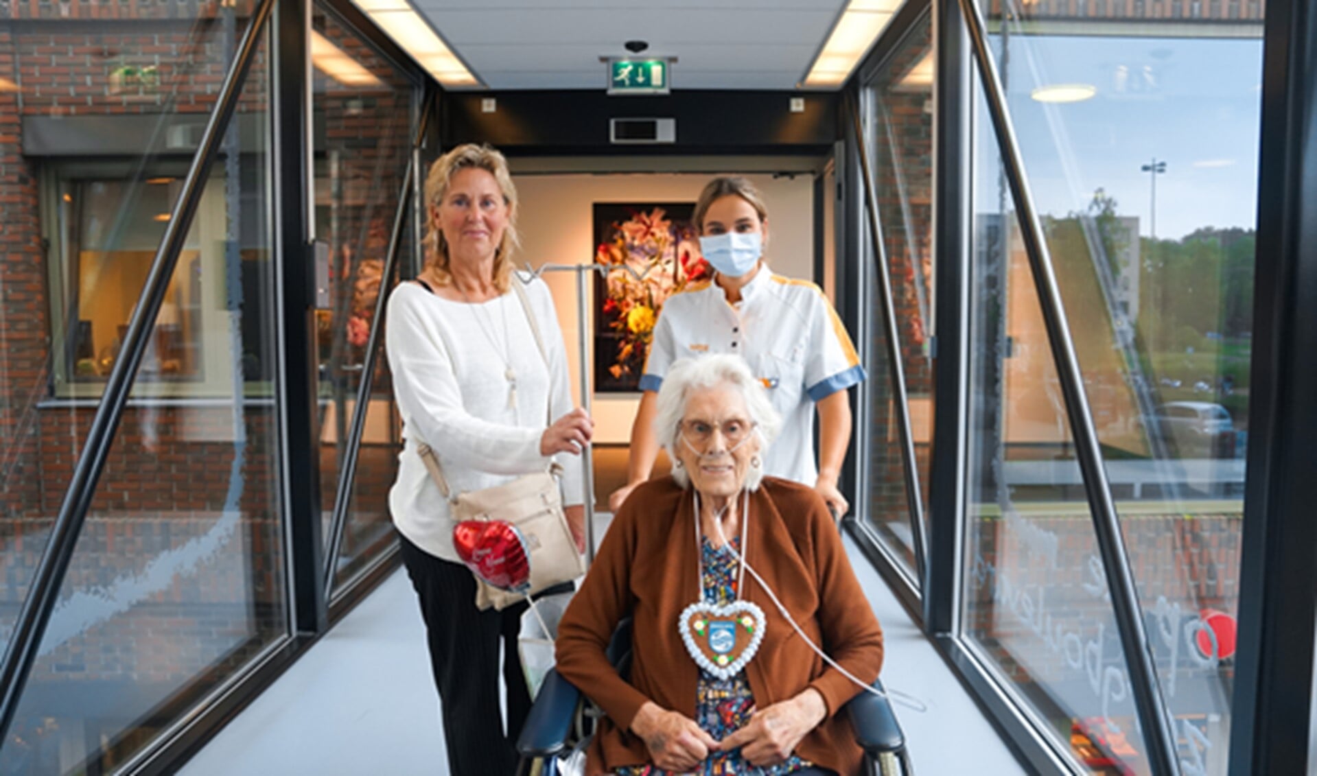 Vandaag werd de eerste patiënt van het Maasstad Ziekenhuis dankzij de draagbare sensor overgeplaatst naar Aafje Zorghotel. Foto: pr