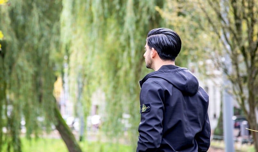<p>Mansur Gul is op weg naar een toekomst bij de politie, misschien zelfs de recherche. Daarom vond hij het fijner niet helemaal herkenbaar op de foto te gaan. vertellen over zijn droom deed hij wel graag. Foto: Parisa Akbarzadehpoladi</p>