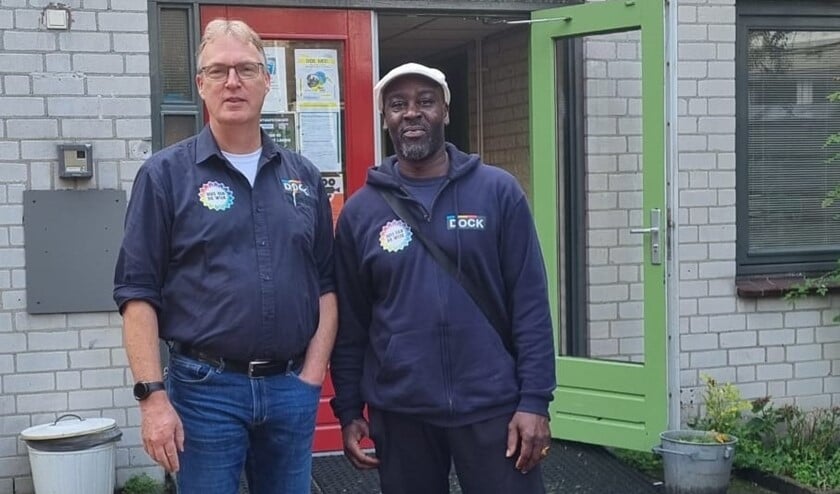 <p>Bryan voor een Huis van de Wijk in Charlois, samen met Pieter Snijder, sociaal beheerder het Middelpunt. Foto:pr</p>