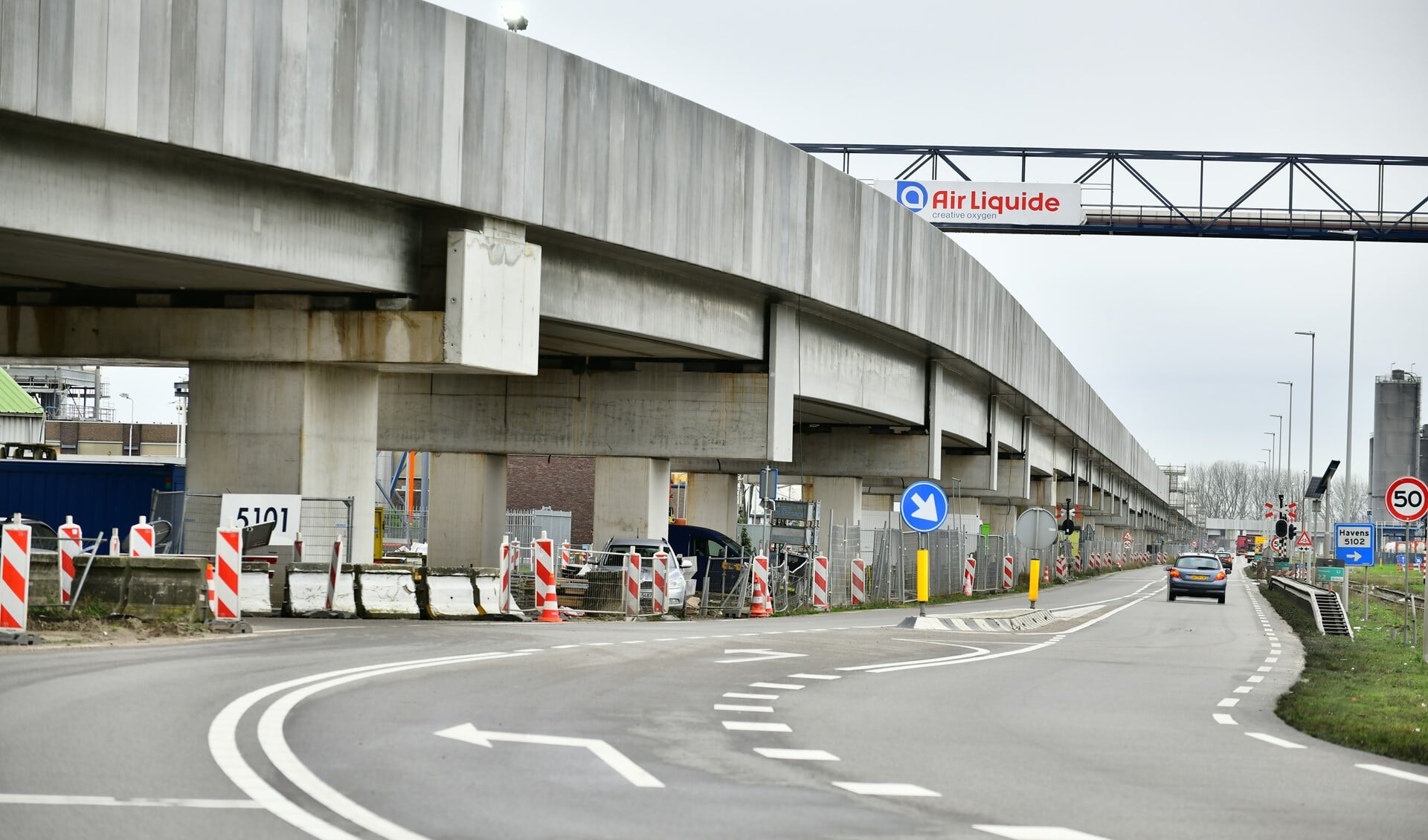 Aan de Theemsweg domineert nu een vier kilometer lang viaduct het straatbeeld. Foto: Danny Cornelissen