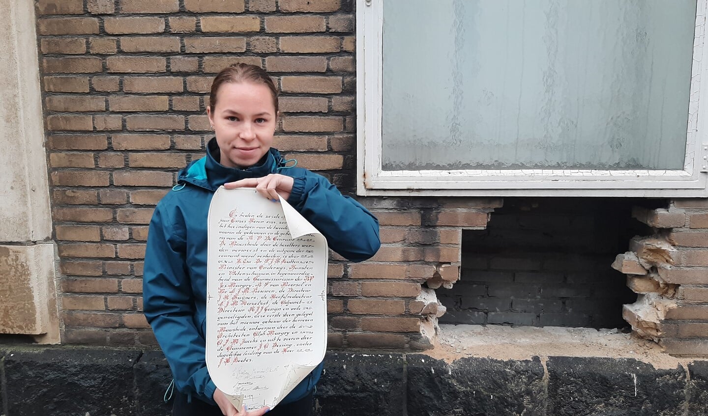 Selma naast de plek waar de gevelsteen zat. Het certificaat van de eerste steenlegging zat in de gevelsteen verborgen.