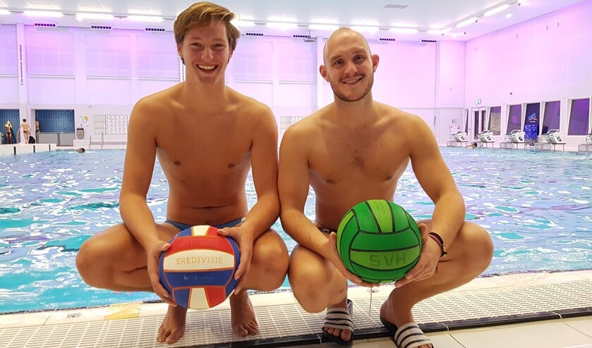 <p>Sven Nieuwstraten (links) en Rick Vermeulen willen met SVH Waterpolo op het hoogste niveau blijven spelen. Foto: Emile Hilgers</p>