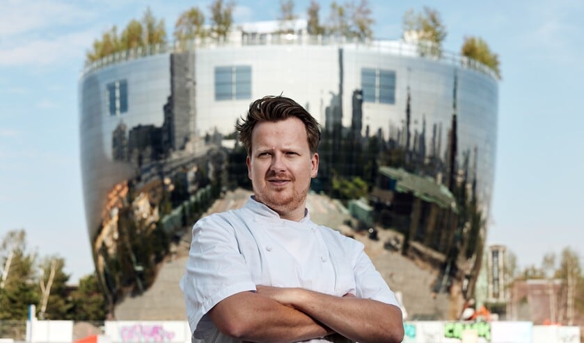 <p>Jim de Jong bij Depot Boijmans Van Beuningen, op het dak opent hij binnenkort restaurant Renilde. Foto: Aad Hoogendoorn</p>