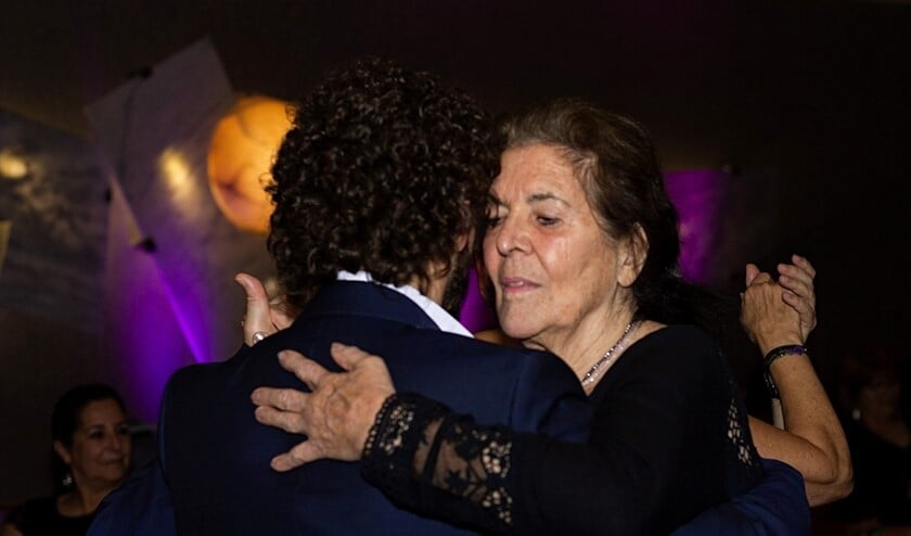 <p>'Het innig omstrengeld zijn met een wildvreemde man - de Abrazo - heb ik pas in Buenos Aires echt geleerd.' Foto: Els Neijts</p>