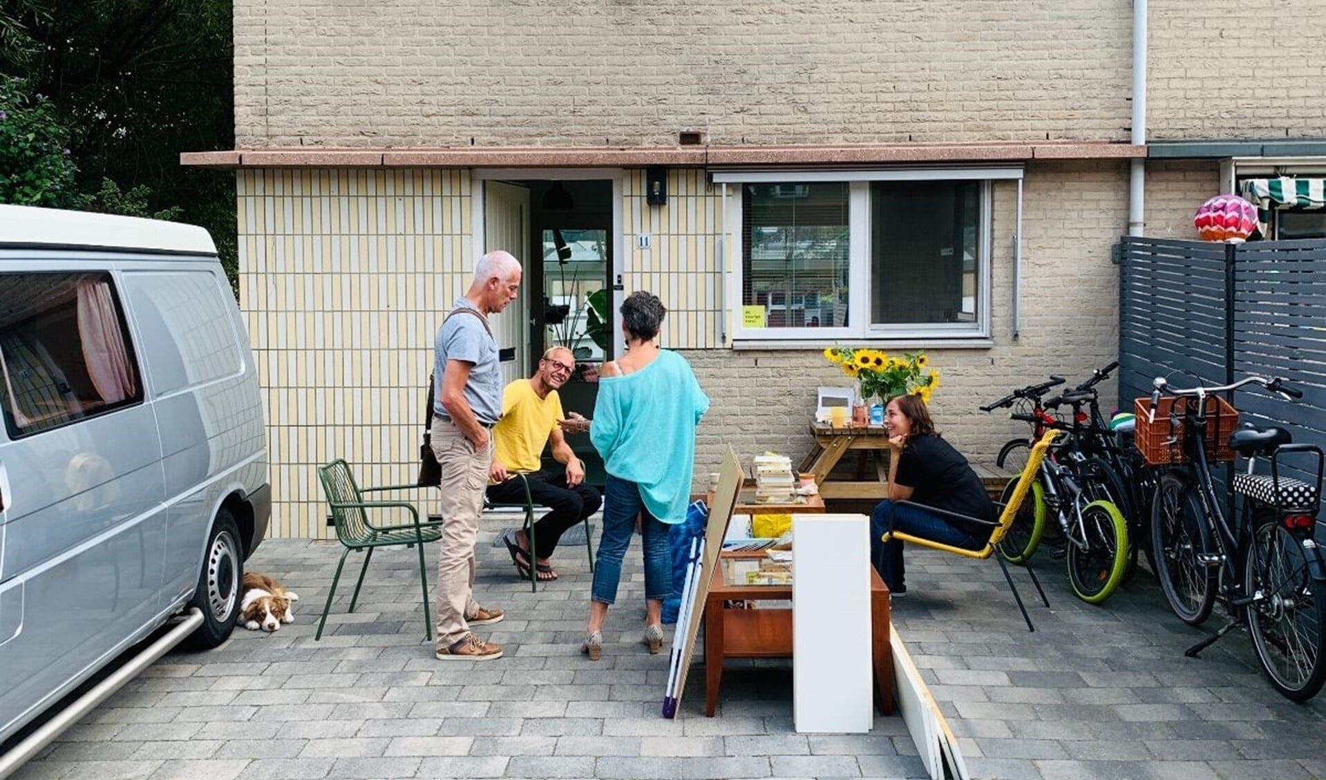 Een twintigtal buren kwamen op Burendag hun ongebruikte spullen bij Lucas Kreuger inleveren. Lucas wil het nu grootser aanpakken: een opruimmaand voor alle Rotterdammers. Foto: pr 