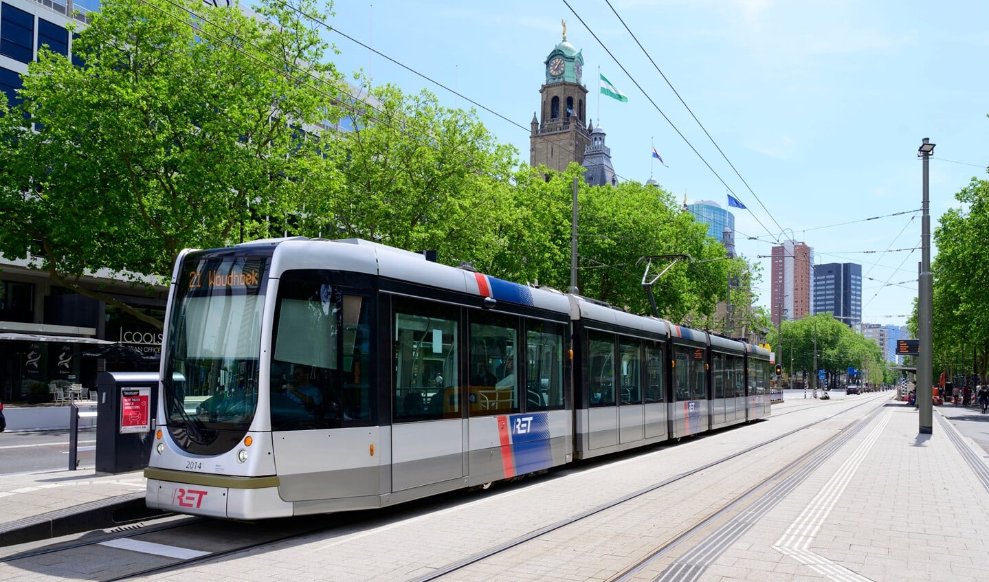 'Wat zou het toch fijn zijn als alles weer normaal zou zijn. Dan kunnen we ook weer glimlachend de tram instappen.' Foto: RET/Rick Keus