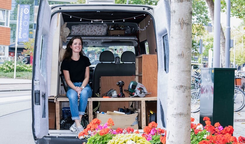 <p>Laura aan de Stationssingel. Zittend in haar Fred. Fred is nog lang niet klaar, maar Laura heeft besloten het klussen op haar gemak te doen. En ondertussen kan ze wel gewoon weg. Een bed, een keukentje, en vier wielen; meer heeft ze eigenlijk niet nodig. Foto: Parisa Akbarzadehpoladi </p>
