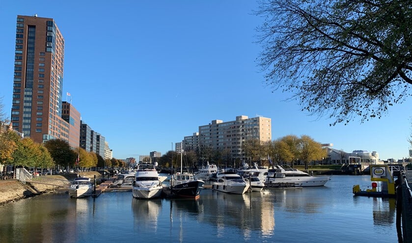 <p>Aan de Admiraliteitskade ligt binnenhaven het Boerengat, tegenwoordig jachthaven. Foto: Peter Zoetmulder </p>