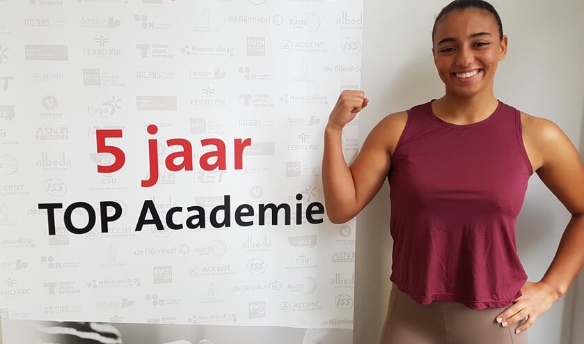 <p>Warda Ait El Bachir bij een banner van Top Academie, die een partnership aangaat met haar team. Foto: Emile Hilgers</p>