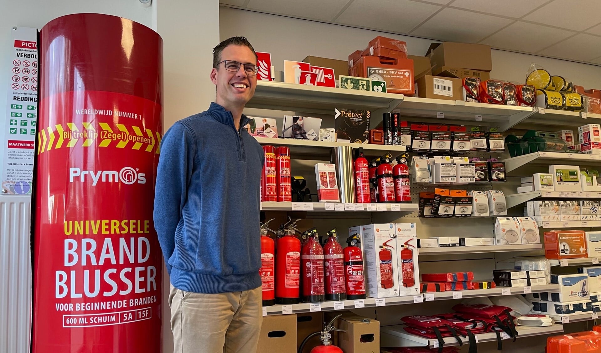 Rob Koster in zijn winkel Quick Safety met alles op het gebied van persoonlijke veiligheid, voor thuis en op het werk.