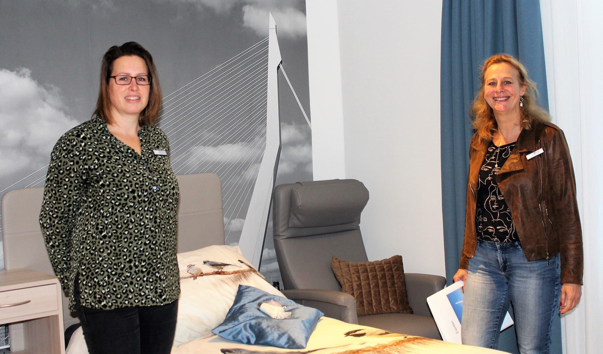 Nathalie Jonker (l.) en Anita Akkermans in een van de kamers van het hospice. Tekst en foto: Annemarie van der Ploeg