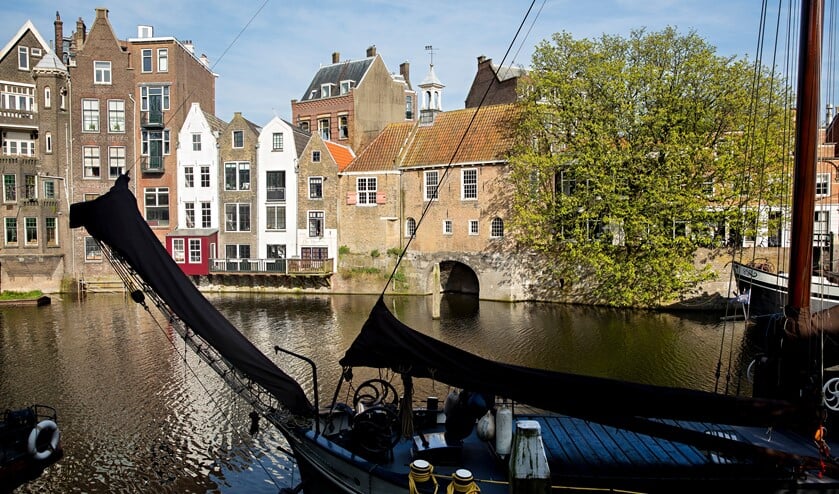 <p>Het Zakkendragershuisje (rechts) in Historisch Delfshaven heeft een opknapbeurt gekregen.</p>