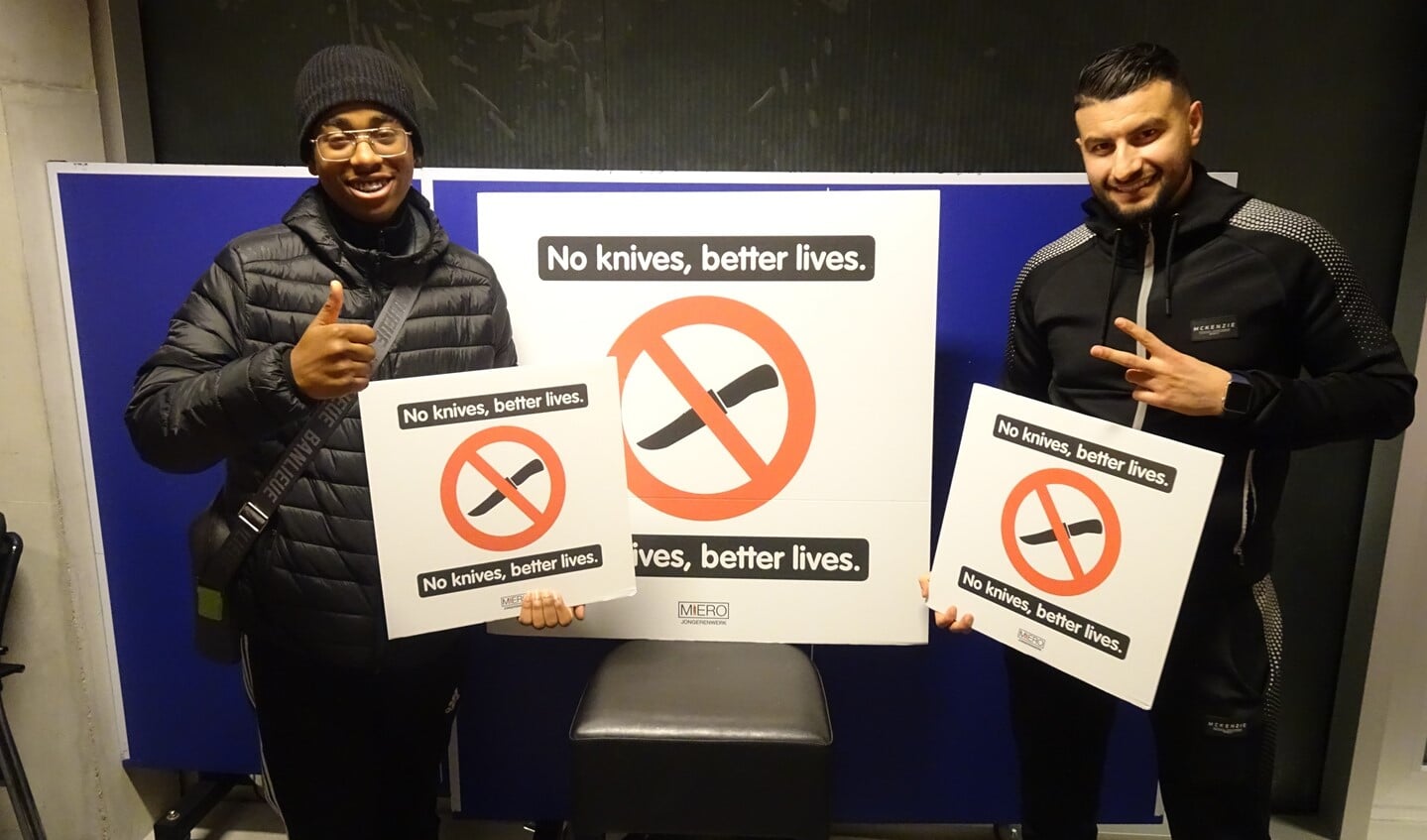 Links drillrapper Daii en rechts zijn ontdekker en jongerencoach Sadik Kacir.