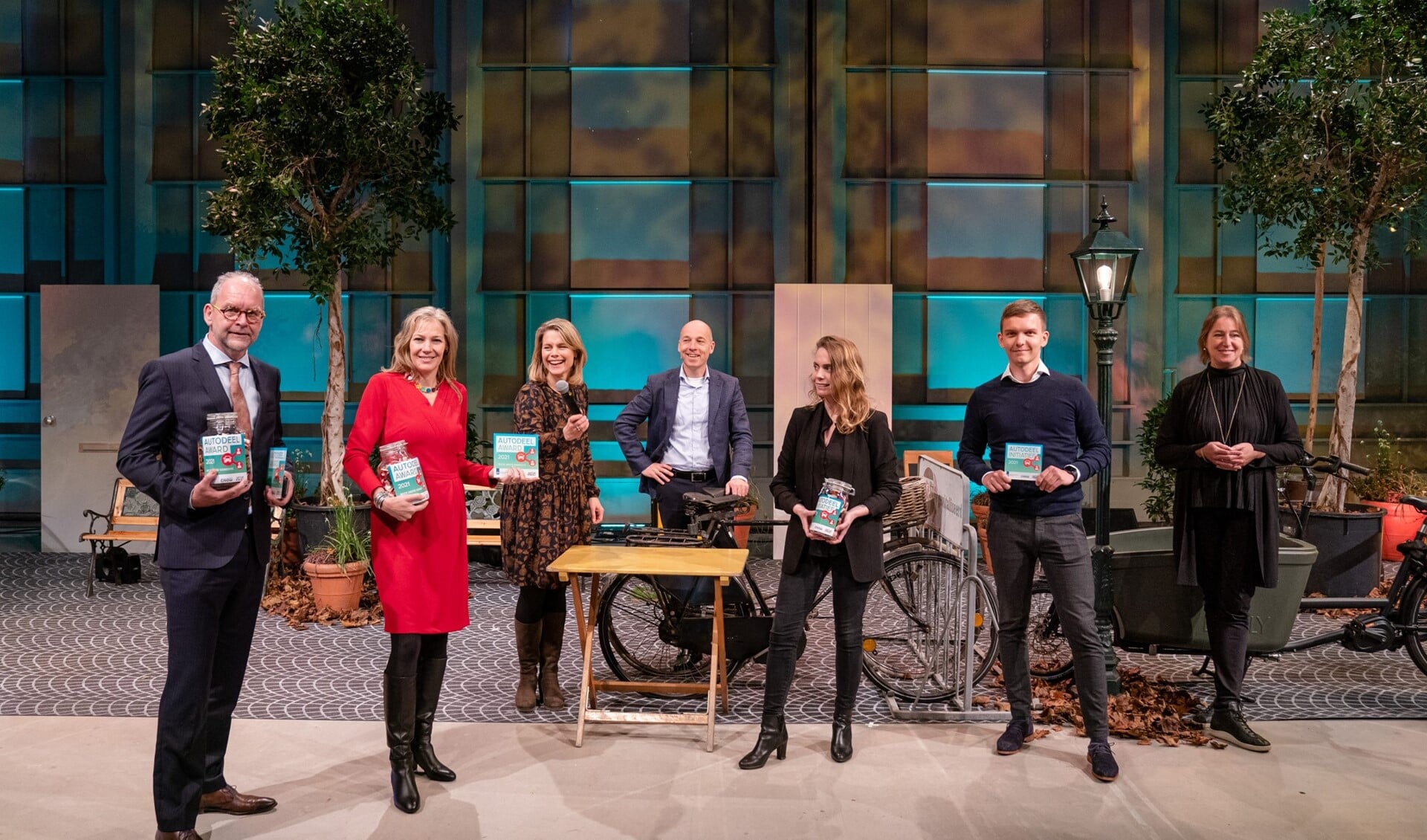 De awards zijn uitgereikt door de directeur-generaal Mobiliteit van het ministerie van Infrastructuur en Waterstaat, Kees van der Burg, tijdens de Nationale Conferentie Duurzame Mobiliteit in de Fokker Terminal in Den Haag. Foto: Natuur & Milieu