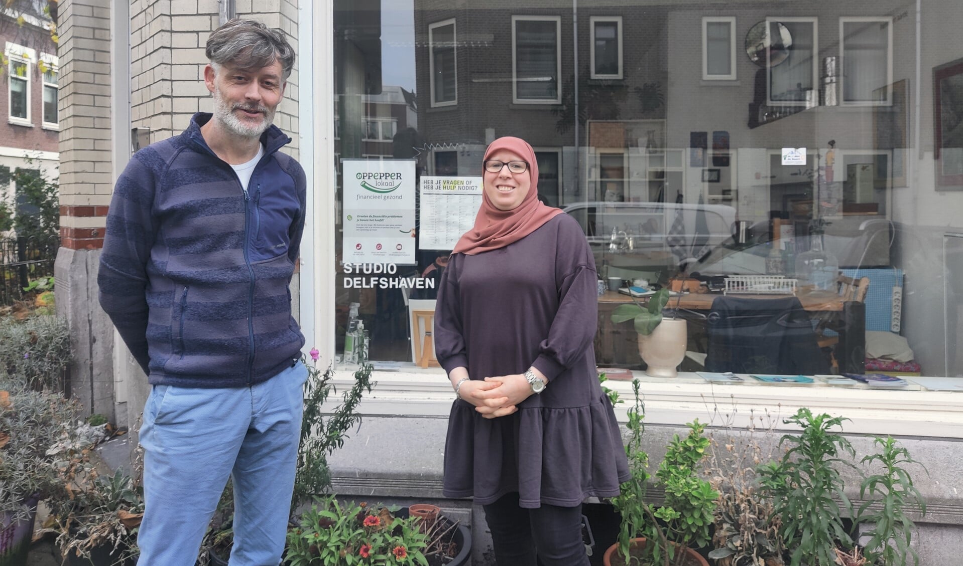 Dennis Lohuis en Jamila Amakran helpen mensen met schulden bij Oppepper Lokaal.
