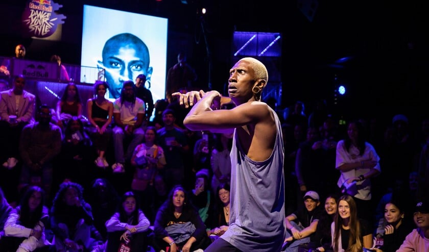 <main><section><p>Gil the Grid won de Red Bull Dance Your Style in Rotterdam op 2 oktober en gaat nu naar Afrika. Foto: Red Bull</p></section></main>