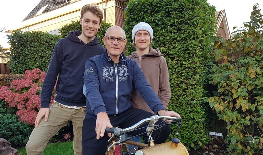 Drie leden van de wielerfamilie. Ron Zijlaard op z'n derny, met links zoon Maikel en rechts schoonzoon Nick. Foto: Emile Hilgers