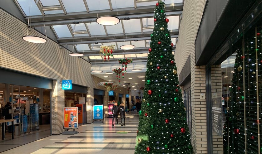 In winkelcentrum Prinsenland kondigen een fraaie kerstboom en versiering de feestdagen al aan. Foto: Peter Zoetmulder
