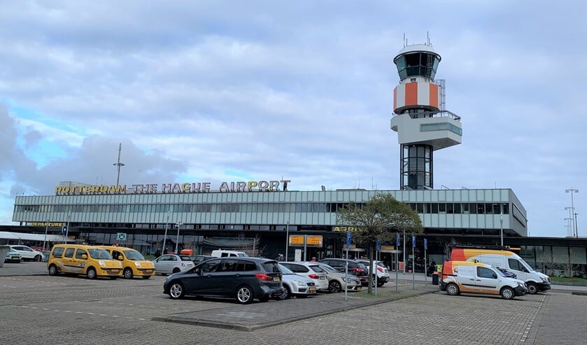 <p>De luchthaven gebruikt de week dat er geen vluchten en passagiers zijn eveneens om de terminal een grote schoonmaakbeurt te geven en te werken aan technische installaties. Foto: Peter Zoetmulder</p>