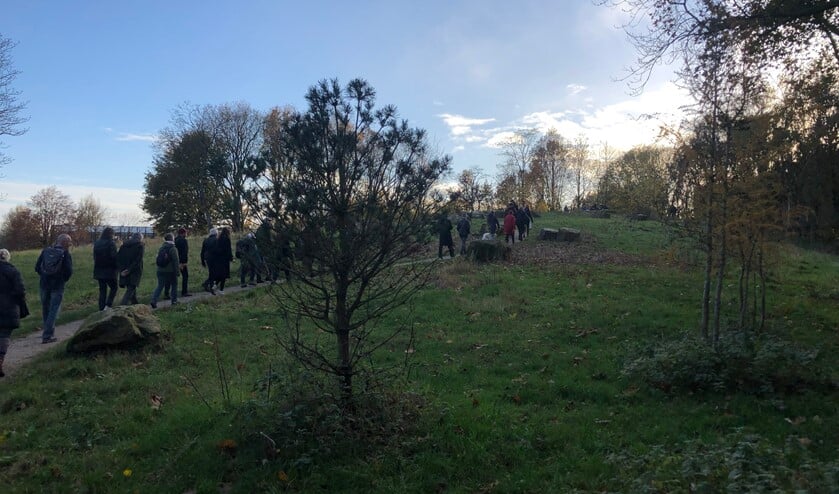 <p>Zo'n dertig wandelliefhebbers lopen het award-winnende Rondje StadionPark. Foto: Annette de Bus</p>