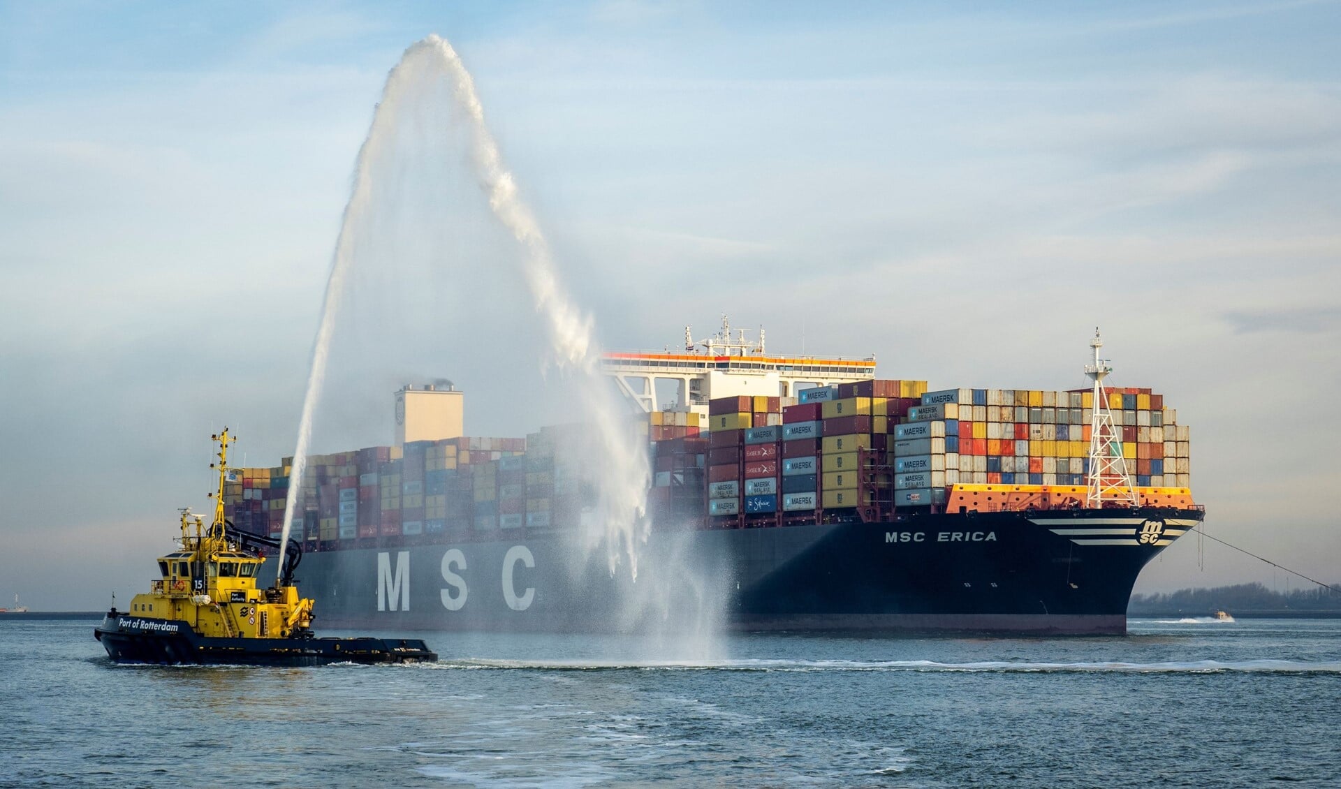Vanmorgen werden de eerste containerschepen die bij daglicht arriveerden in de Rotterdamse haven door een patrouilleboot van het Havenbedrijf getrakteerd op een spuitserenade vanwege de aankomst van de 15 miljoenste TEU container (foto Jerry Lampen)