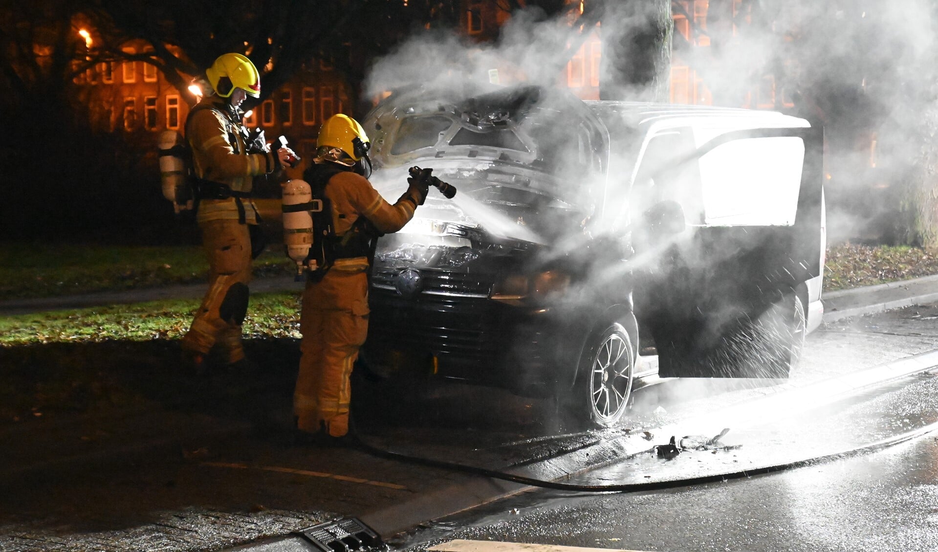 Brand ontstaan in een bestelbus aan de Nieuwe Crooswijkseweg. Foto: AS Media