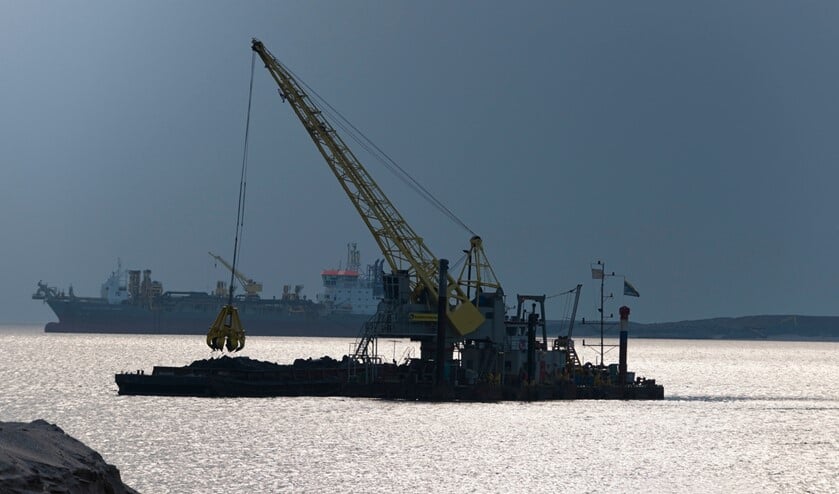 Een baggerschip op Maasvlakte 2 bij de Rotterdamse haven. Foto: iStock /Getty Images