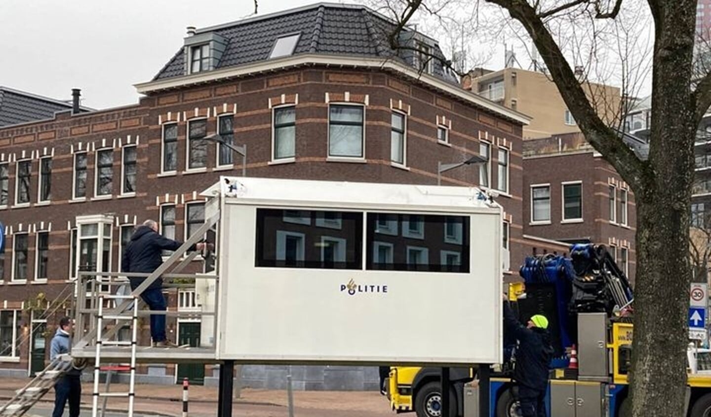 Politie bewaakpost in de buurt van de Rotterdamse woning van (demissionair) minister Hugo de Jonge.