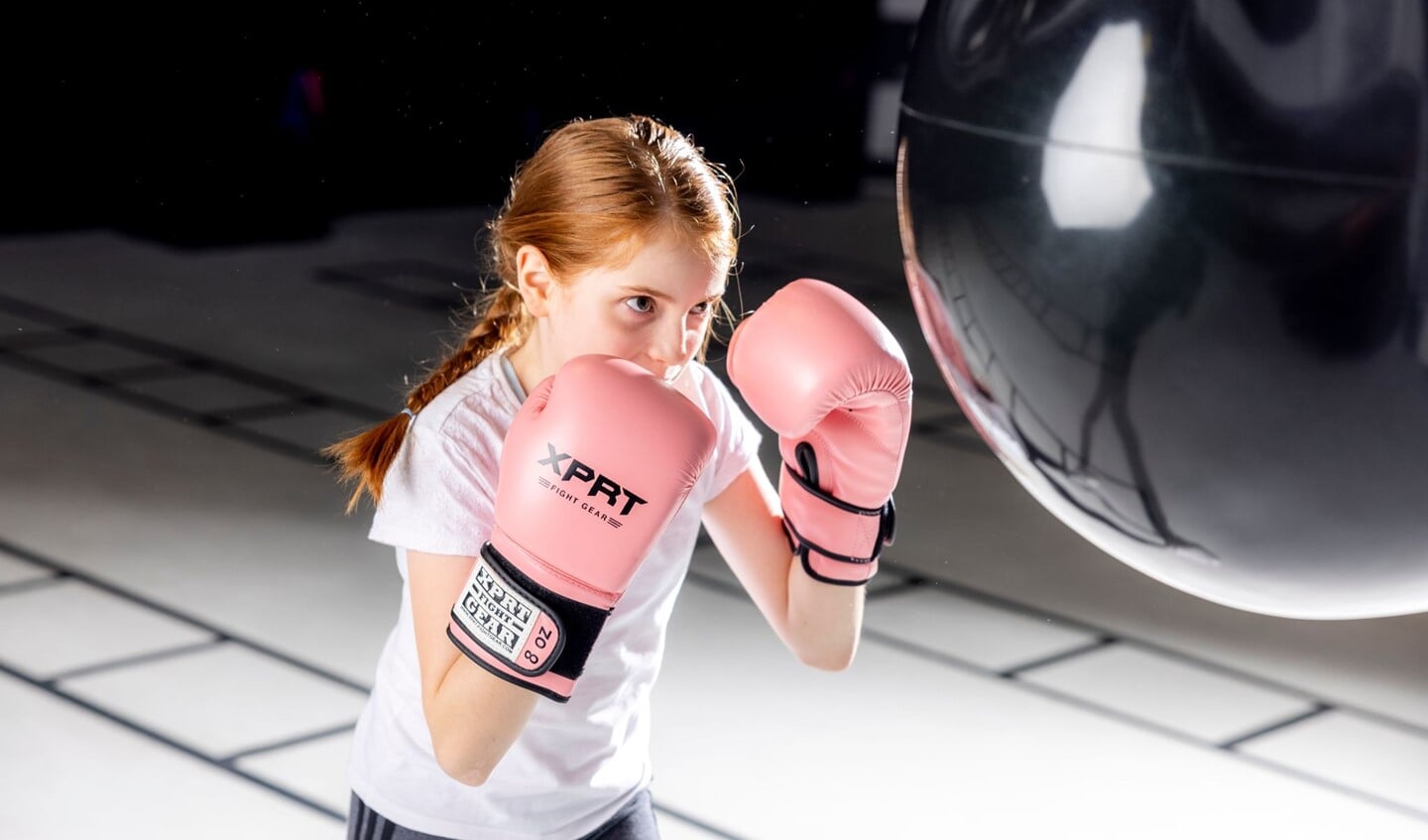 Ruim honderd meiden hebben de afgelopen weken bij meerdere verenigingen kennisgemaakt met boksen. (Foto: Sportbedrijf Rotterdam)