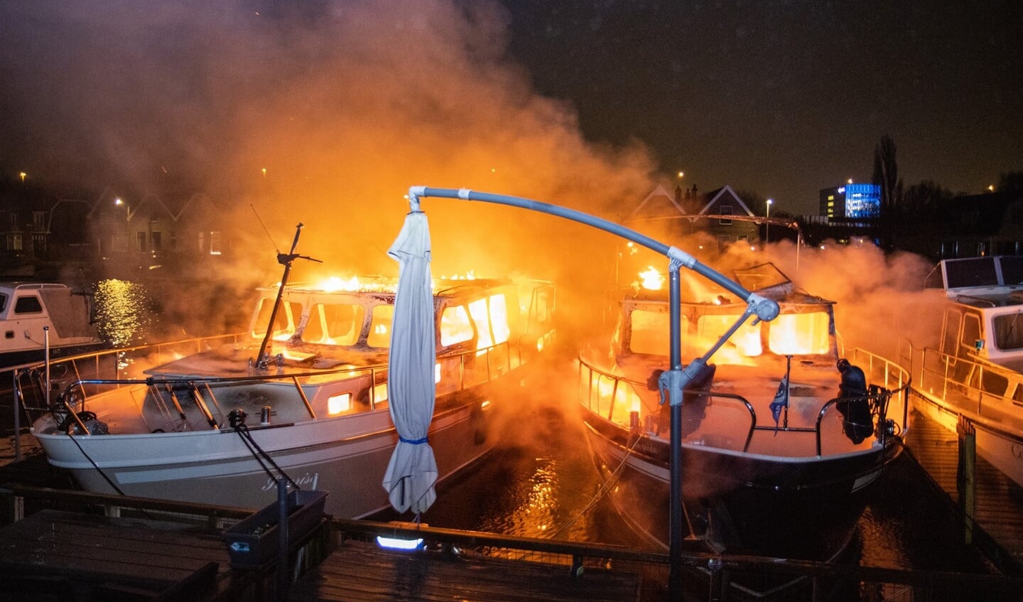 De brandende plezierjachten in de haven aan het Prinsmolenpad. Foto: GinoPress B.V.