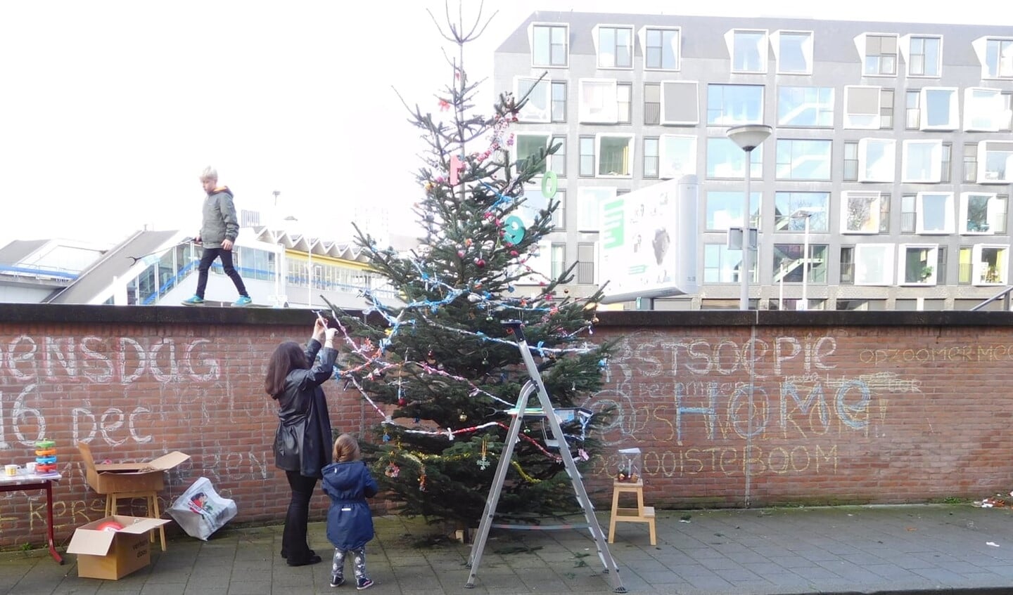 De boom wordt versierd, foto van vorig jaar. Vanaf 8 tot aan 15 december kunnen er dagelijks knuffels aan de takken worden gehangen. Daarna wordt de boom versierd. Foto's: pr