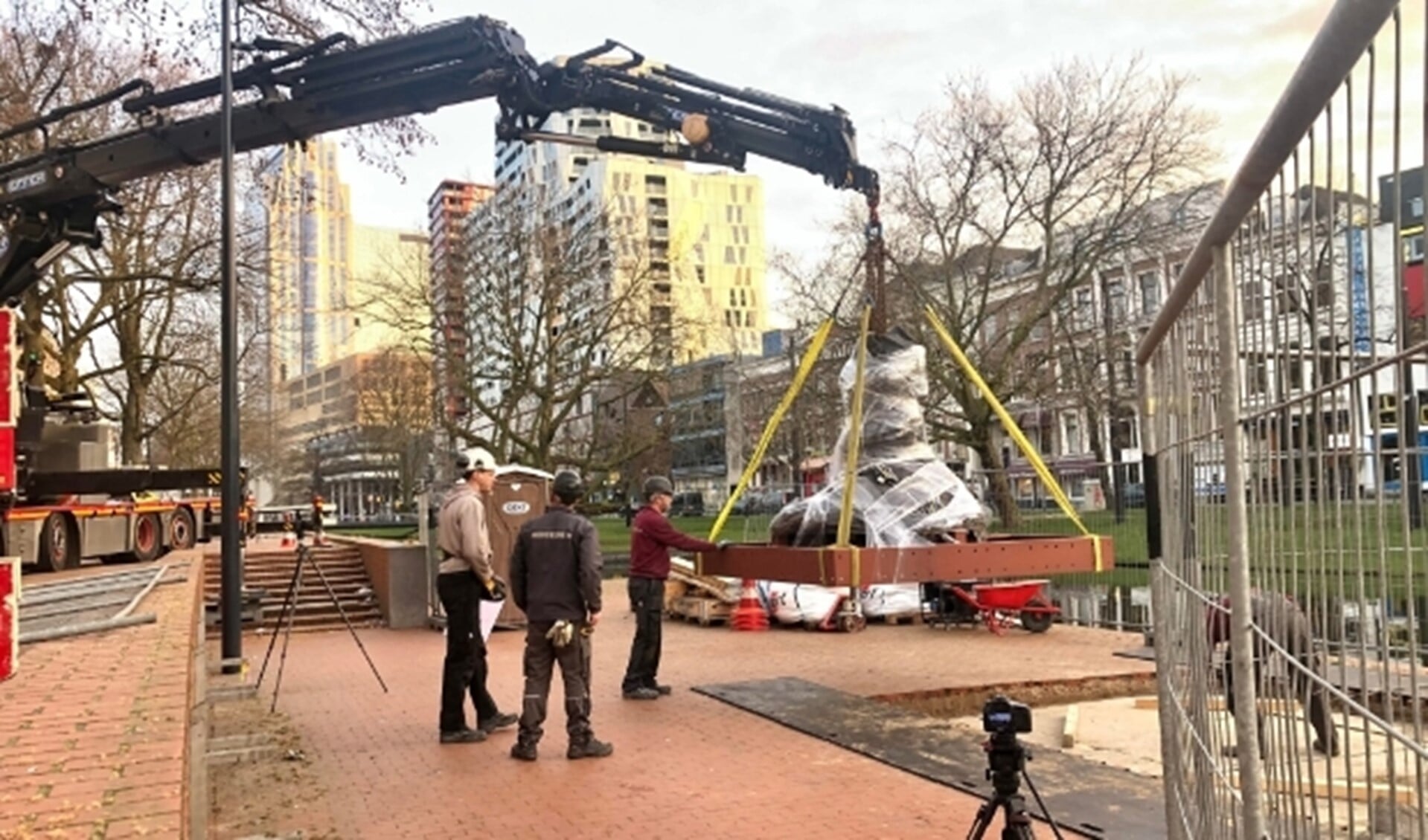 Stichting Droom en Daad en CBK Rotterdam zijn donderdag 25 februari begonnen met het installeren van De Vlecht.