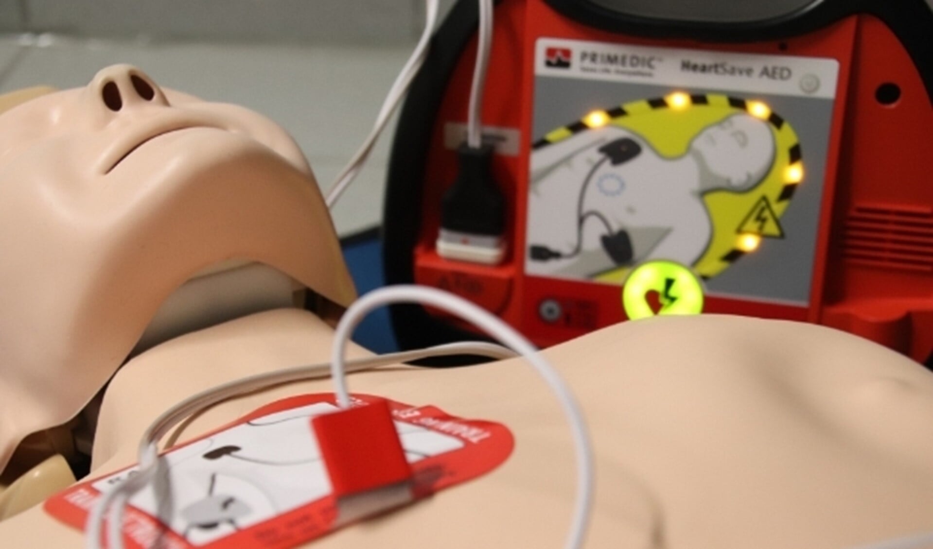 "Met een eigen AED redden we levens! Helpt u mee?"