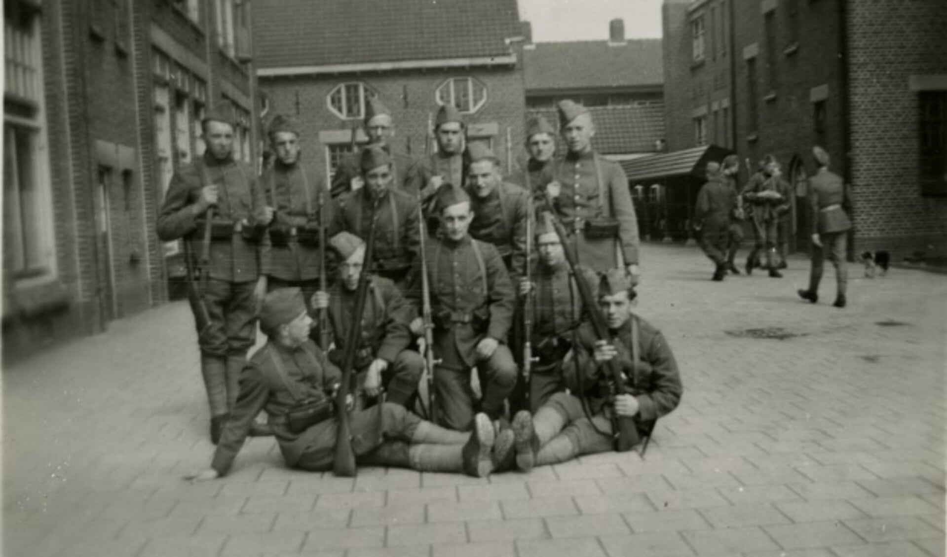 Bij wijze van voorbeeld een foto van een groep Nederlandse militairen op een binnenplaats. Voor de duidelijkheid: dit zijn niet de militairen waar Tiny naar zoekt.