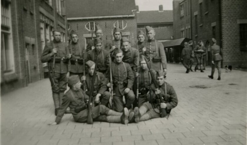 <p>Bij wijze van voorbeeld een foto van een groep Nederlandse militairen op een binnenplaats. Voor de duidelijkheid: dit zijn niet de militairen waar Tiny naar zoekt.</p>